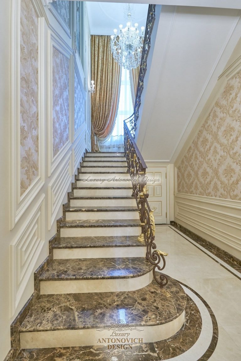 Роскошные шторы в классическом стиле, лестница, коттедж Ташкент