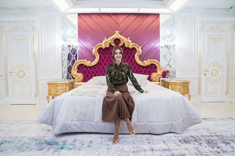 Роскошная спальня в классическом стиле в коттедже в Ташкенте